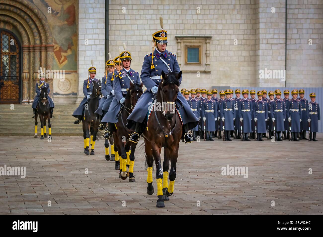 Moscou, Russie - 10 octobre 2015 : cérémonie de la relève de la Garde présidentielle dans le complexe du Kremlin, devant la cathédrale de l'Assomption ou de la Dormition Banque D'Images