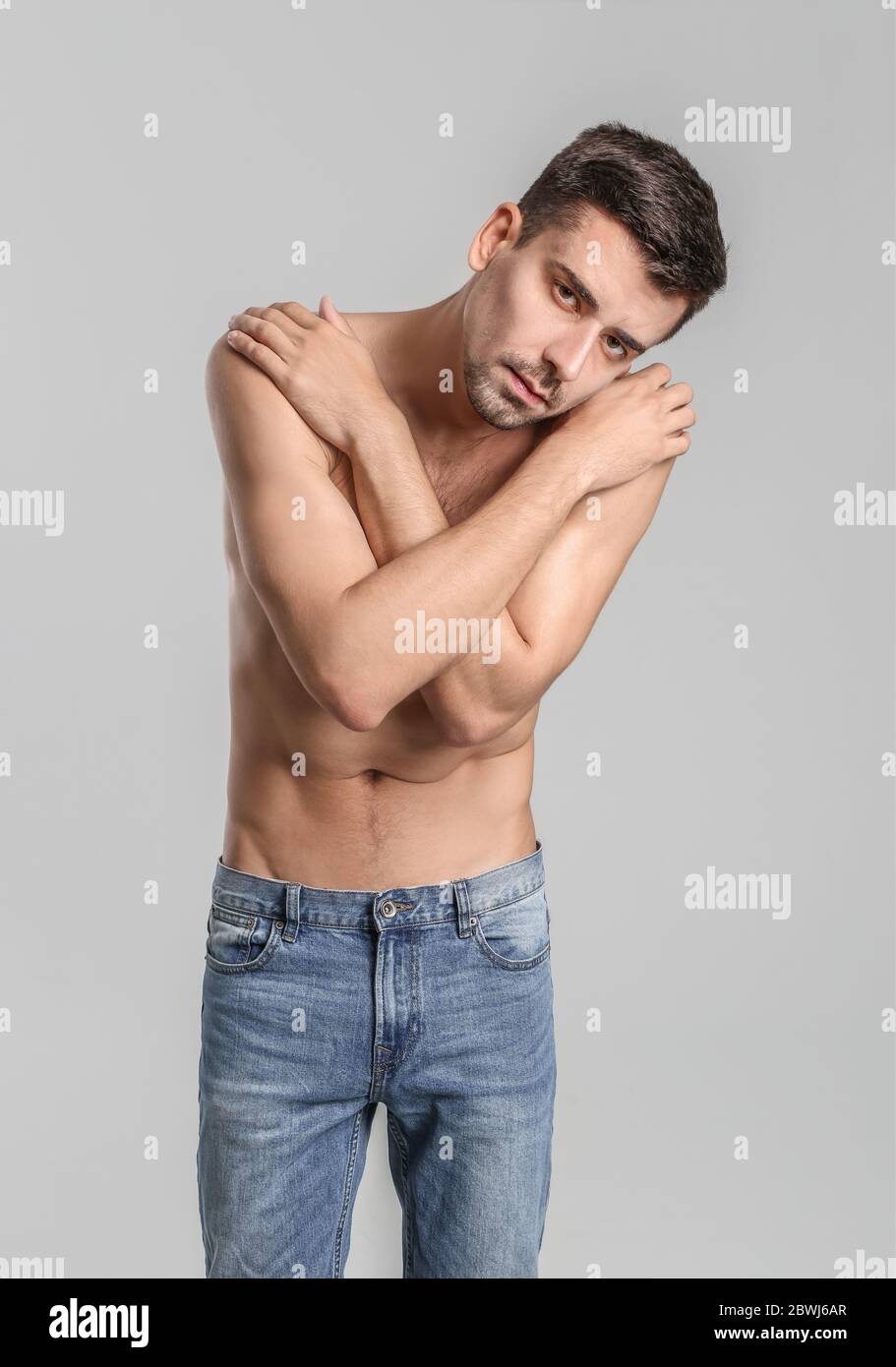 Jeune homme avec anorexie sur fond gris Banque D'Images
