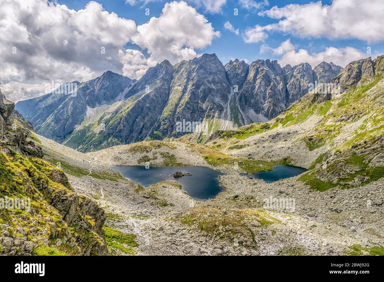 Lacs de montagne sous la montagne de Rysy dans les Hautes Tatras (Vysoke Tatry) Slovaquie. Banque D'Images