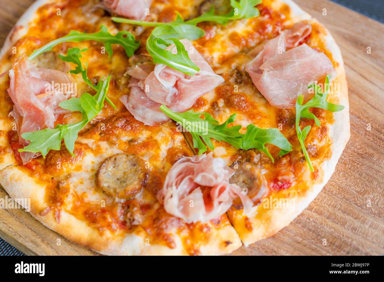 Savoureuse pizza végétarienne avec tomates cerises, mozzarella et origan frais. Gros plan sur les aliments Banque D'Images
