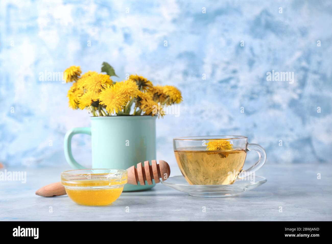 Tasse de thé sandilion sain avec miel sur fond de couleur Banque D'Images