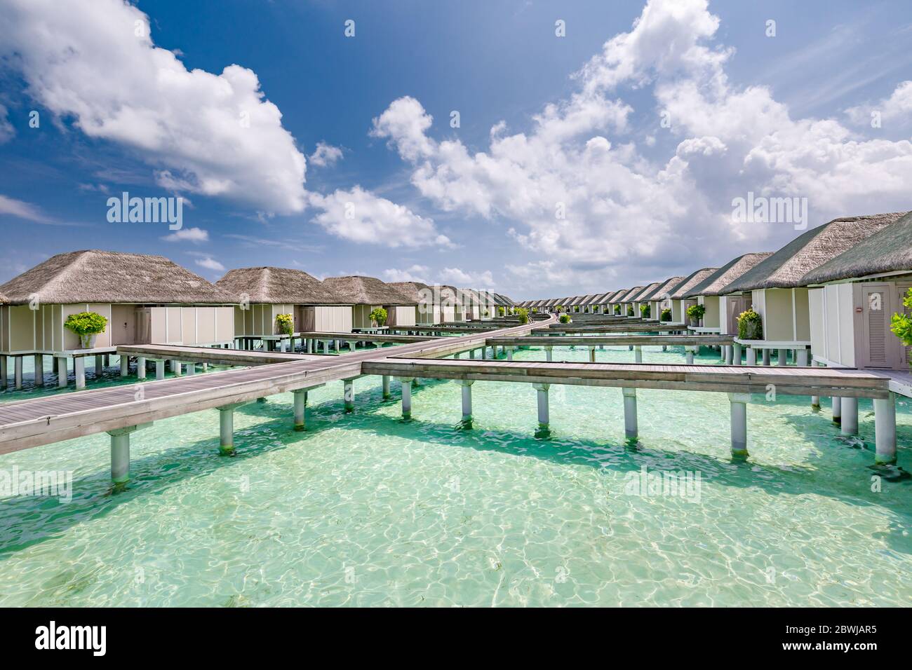 Paradis tropical : vue sur les bungalows sur l'eau dans un complexe des Maldives, Océan Indien. Plage paradisiaque. Vacances concept de tourisme Banque D'Images