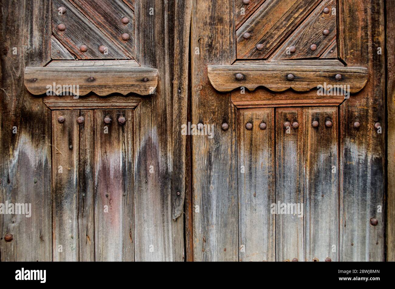 Ancienne porte en bois dans la maison ukrainienne. Photo de style rustique. Banque D'Images