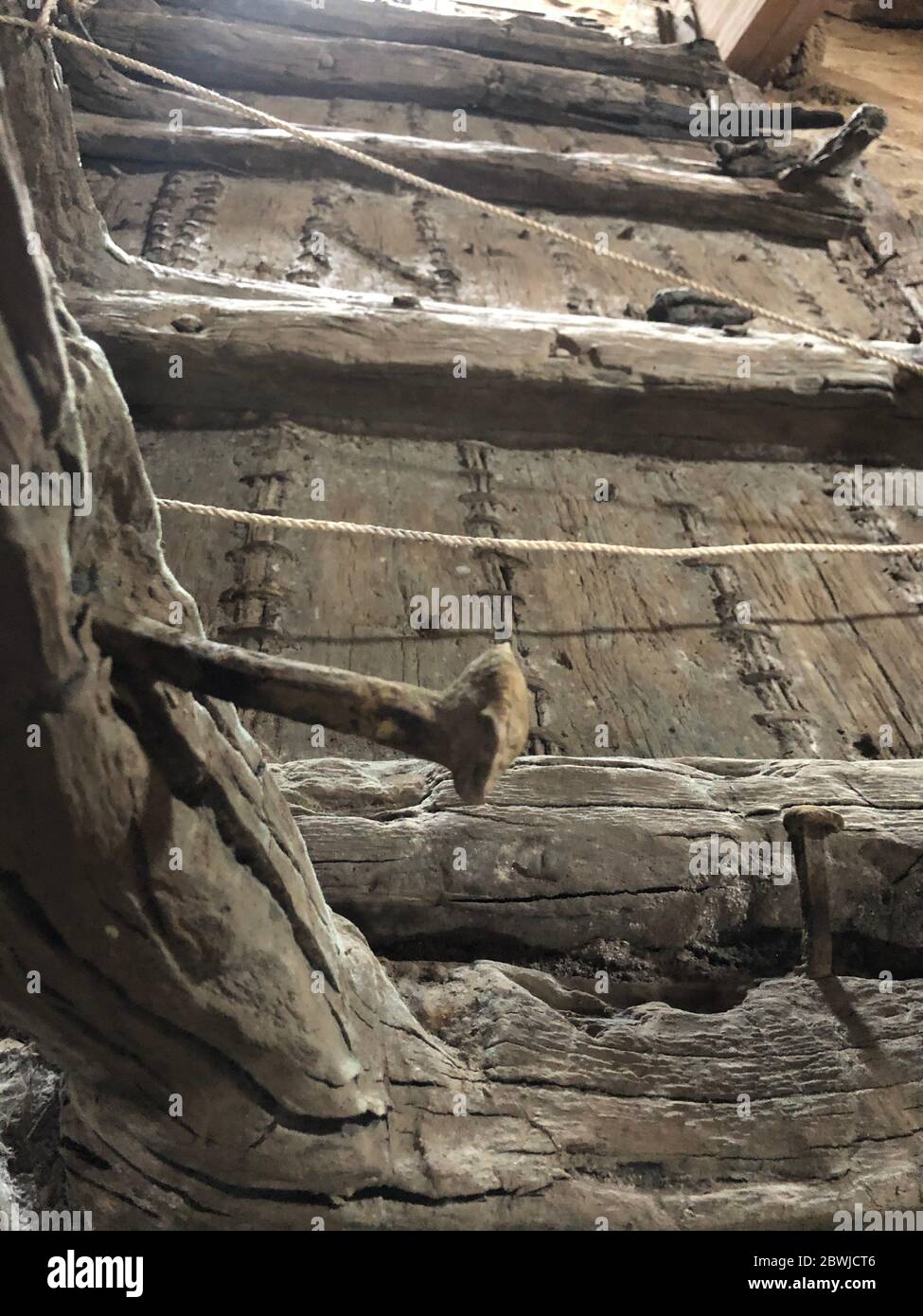 Kostolac, Serbie. 28 mai 2020. Vestiges d'un bateau romain du 3ème siècle, excavé en février dans une mine de charbon qui fournit une centrale thermique. Le bois bien conservé montre 18 siècles d'artisanat: La coupe et la couture de planches avec des agrafes métalliques pour la quille du navire. Le navire a probablement coulé dans le port de Viminacium, un avant-poste romain qui est maintenant un site archéologique. (À 'Coal Dredger Uncaps Danube navire de l'époque romaine') Credit: Boris Babic/dpa/Alay Live News Banque D'Images