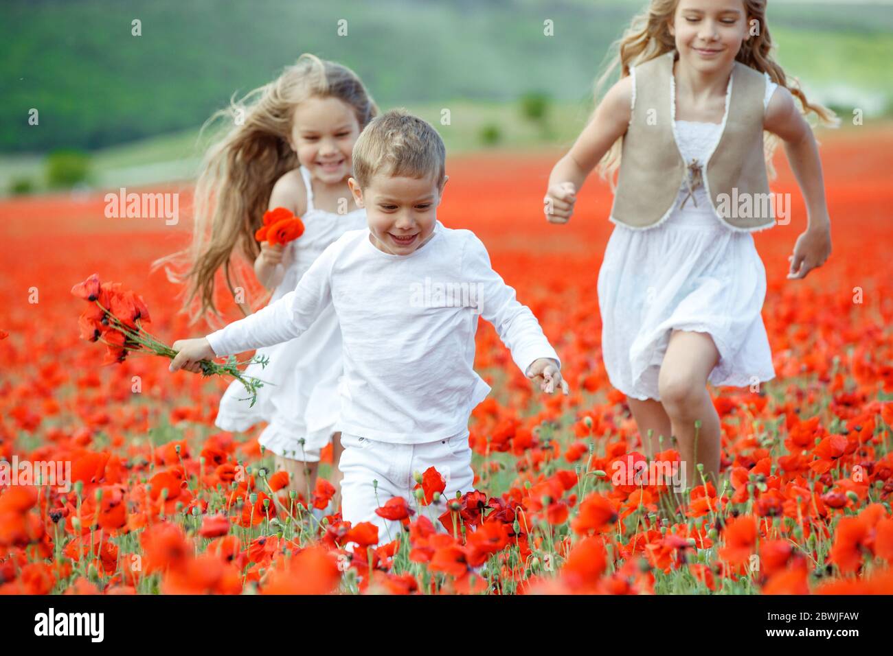Les enfants de la nature s'amusent. Banque D'Images
