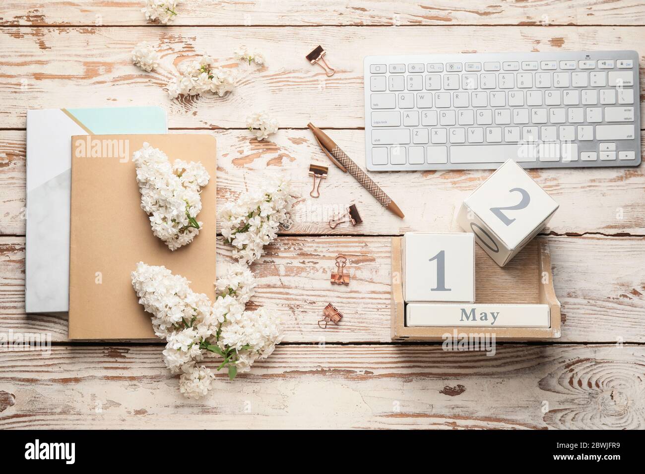 Composition avec de belles fleurs lilas, clavier PC et journal sur fond  clair Photo Stock - Alamy