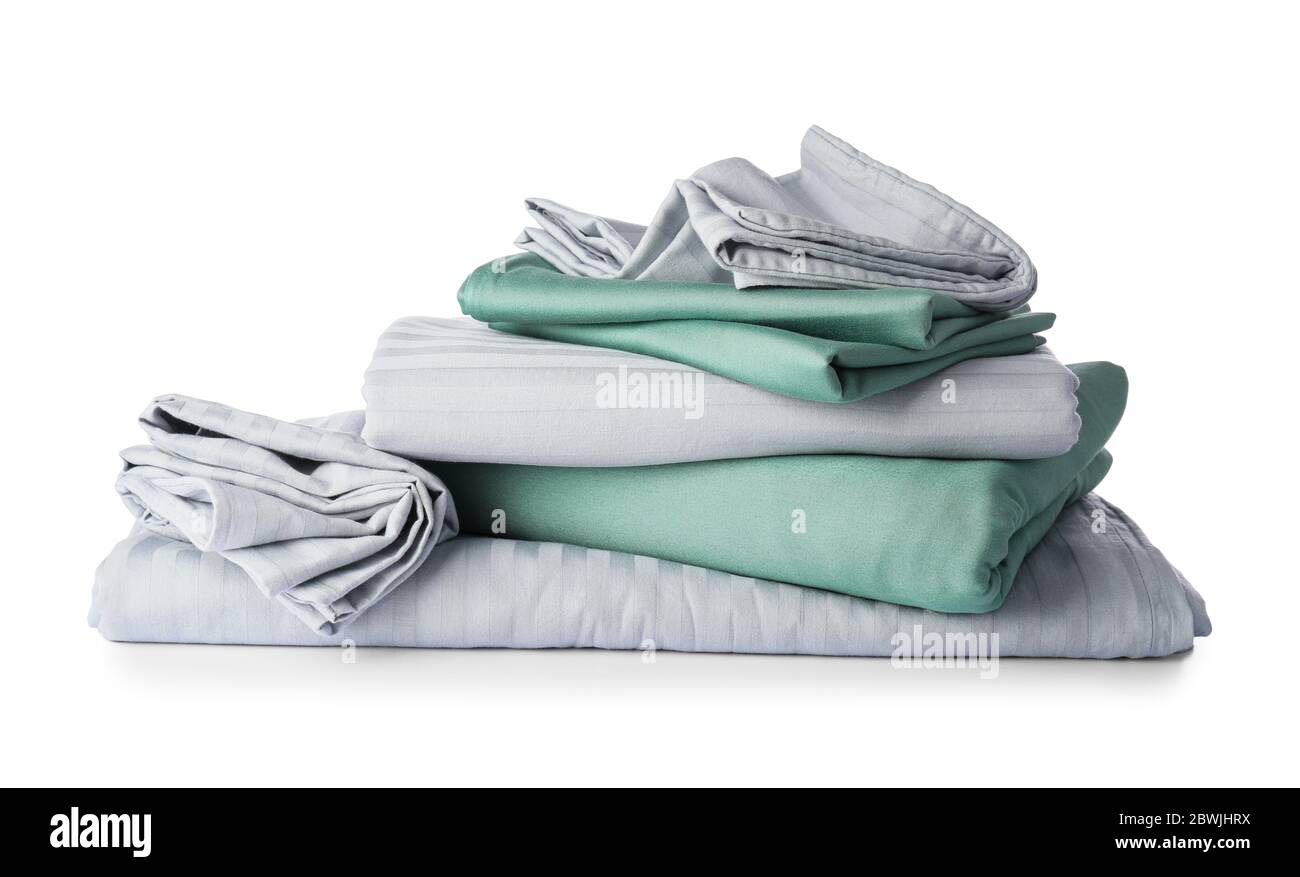 Pile de nettoyer les draps de lit sur fond blanc Banque D'Images