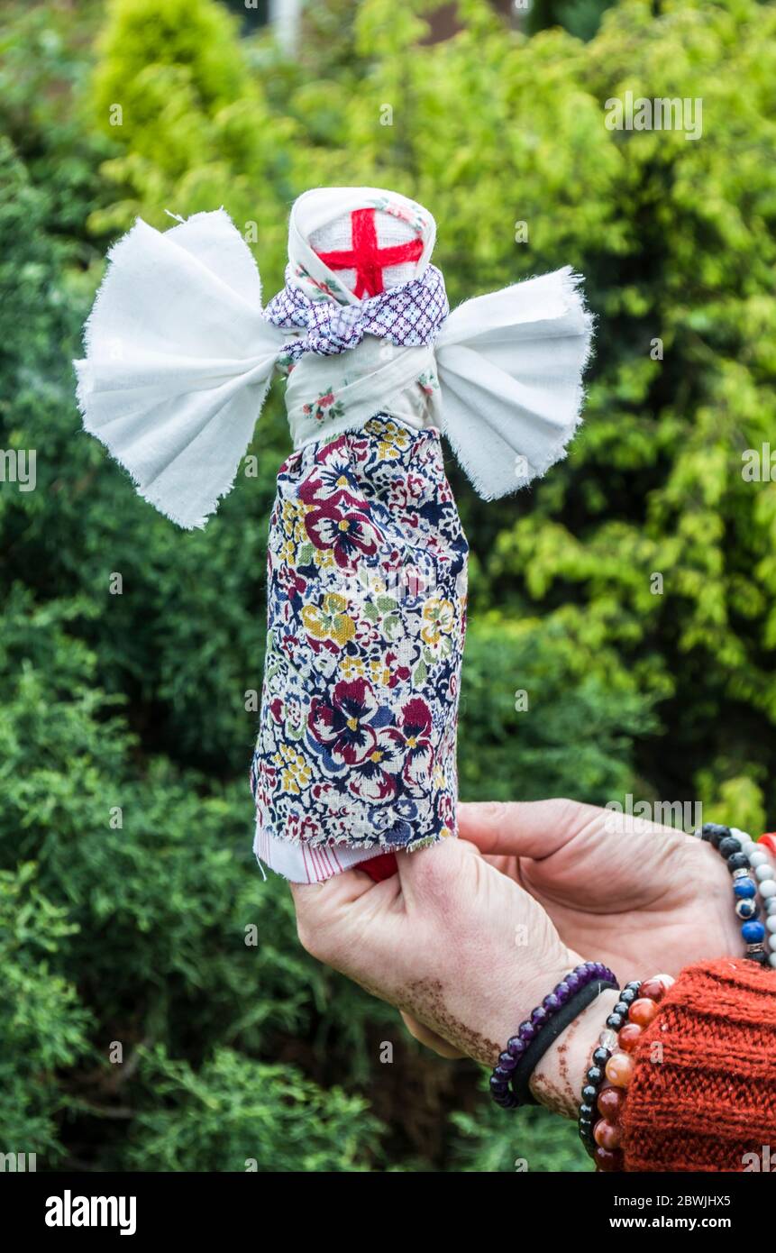 La poupée Motanka est un jouet ukrainien authentique. Le symbole est une photo amulette pour un enfant. Banque D'Images