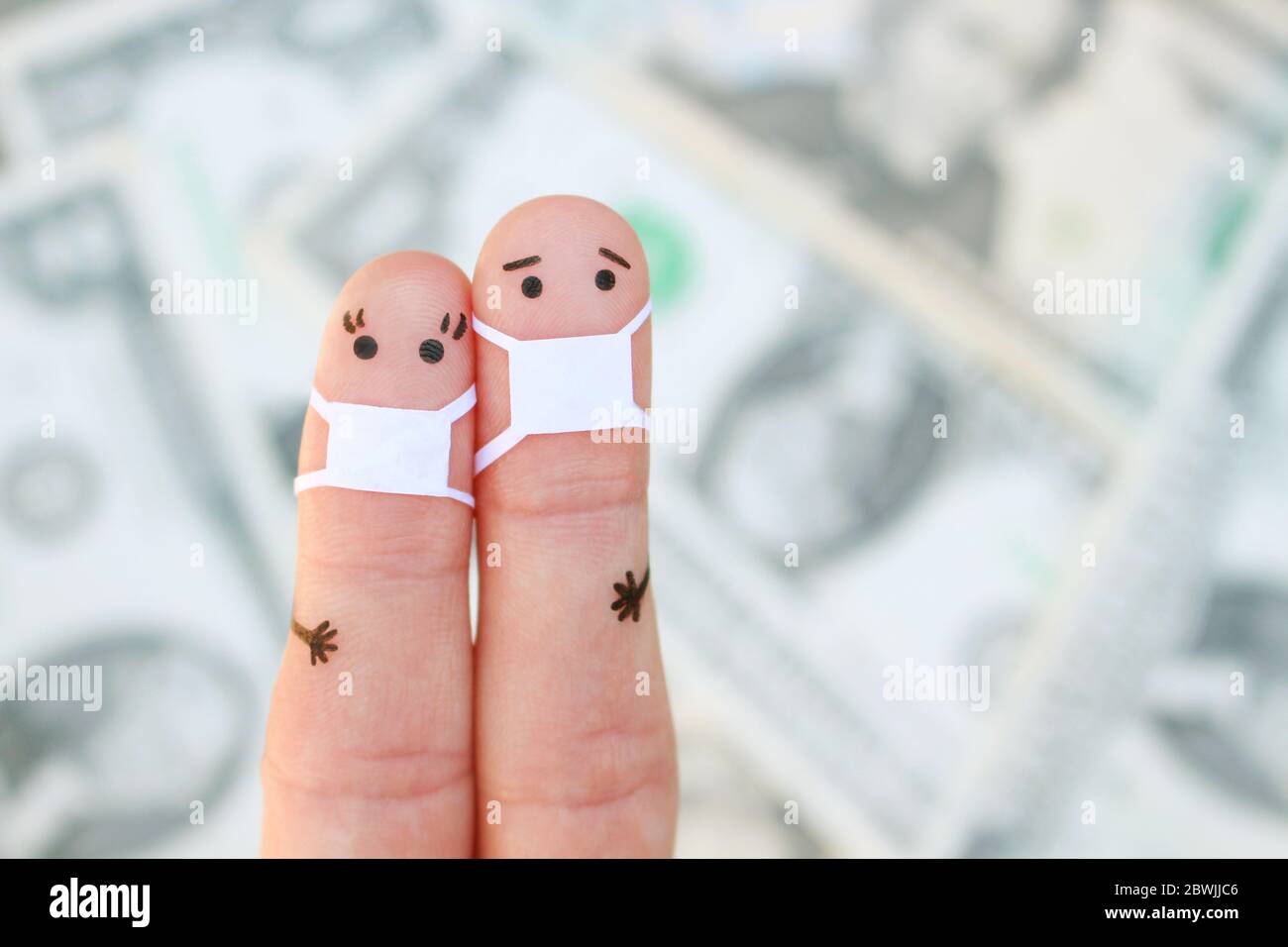 Doigts art de couple avec masque de visage sur fond d'argent. Banque D'Images