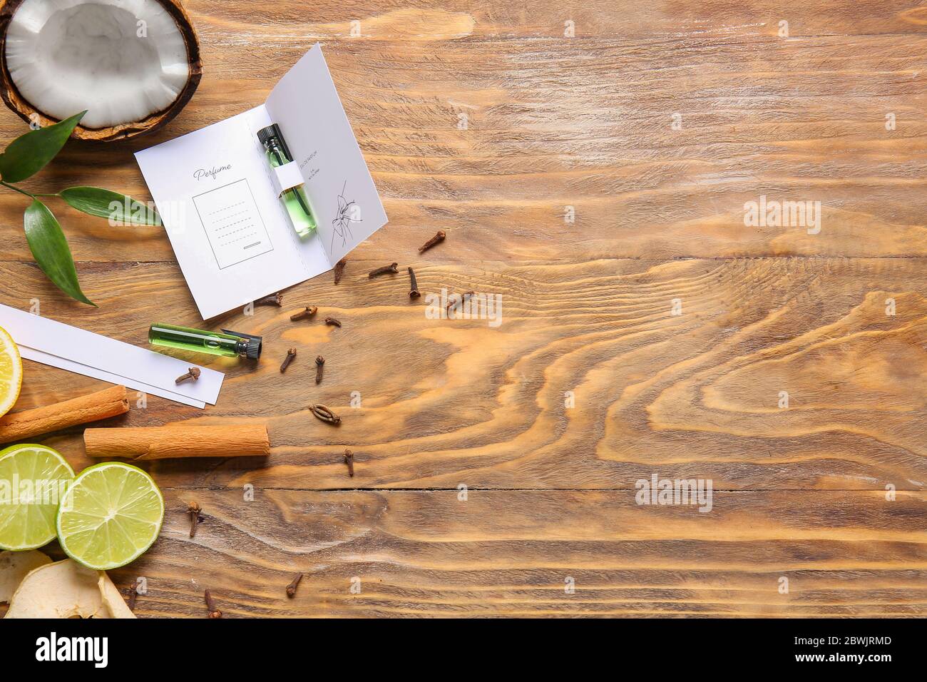 Les échantillons de parfum sur fond de bois Banque D'Images