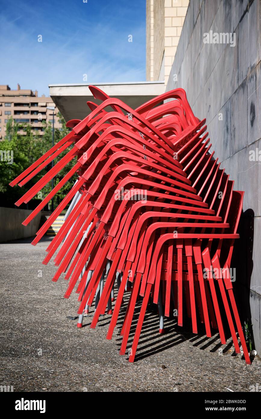 Chaises métalliques empilées dans la rue de Saragosse, Espagne. Banque D'Images