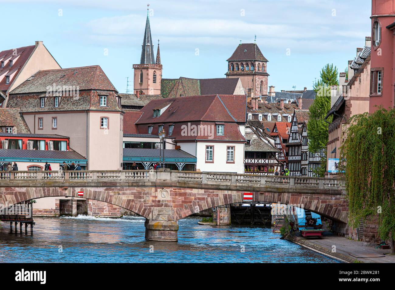 STRASBOURG - APR 28 : vieille ville, architecture traditionnelle, touristes, pont et rivière à Strasbourg le 28 avril. 2018 en France Banque D'Images