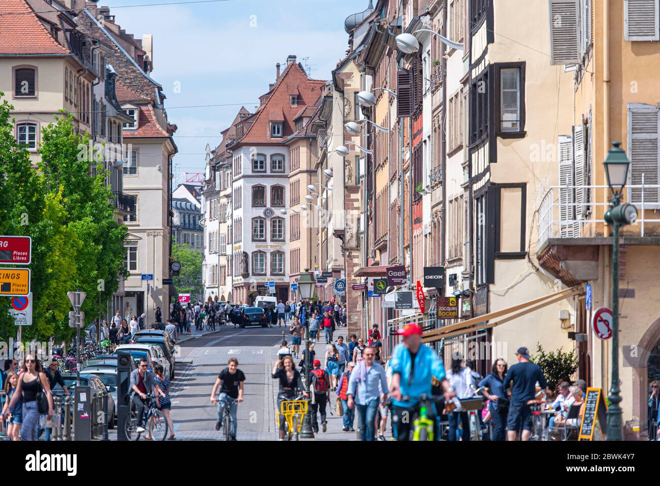 STRASBOURG - APR 28 : vieille ville, architecture traditionnelle, touristes, foule de personnes à Strasbourg le 28 avril. 2018 en France Banque D'Images