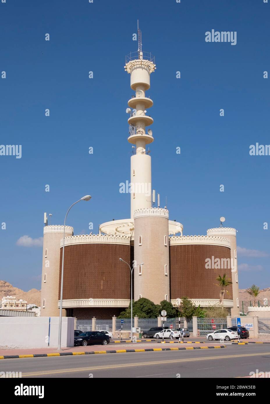 L'immeuble et la tour de transmission de la compagnie de télécommunications Oman sur la rue Markzi Mutrah Al Tijari dans le quartier Ruwi de Muscat, Oman, Sultanat Banque D'Images