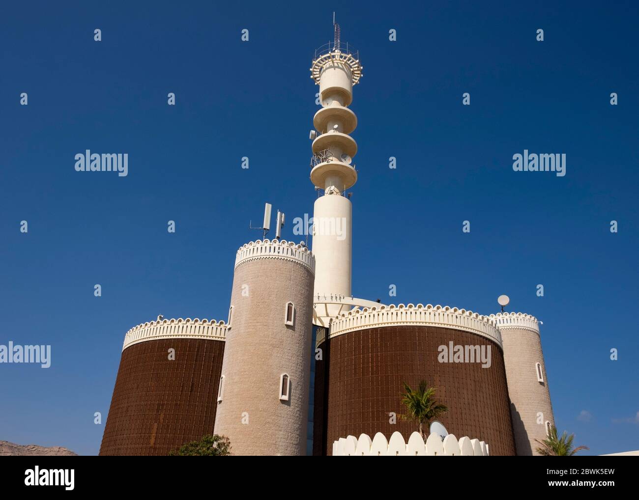 L'immeuble et la tour de transmission de la compagnie de télécommunications Oman sur la rue Markzi Mutrah Al Tijari dans le quartier Ruwi de Muscat, Oman, Sultanat Banque D'Images