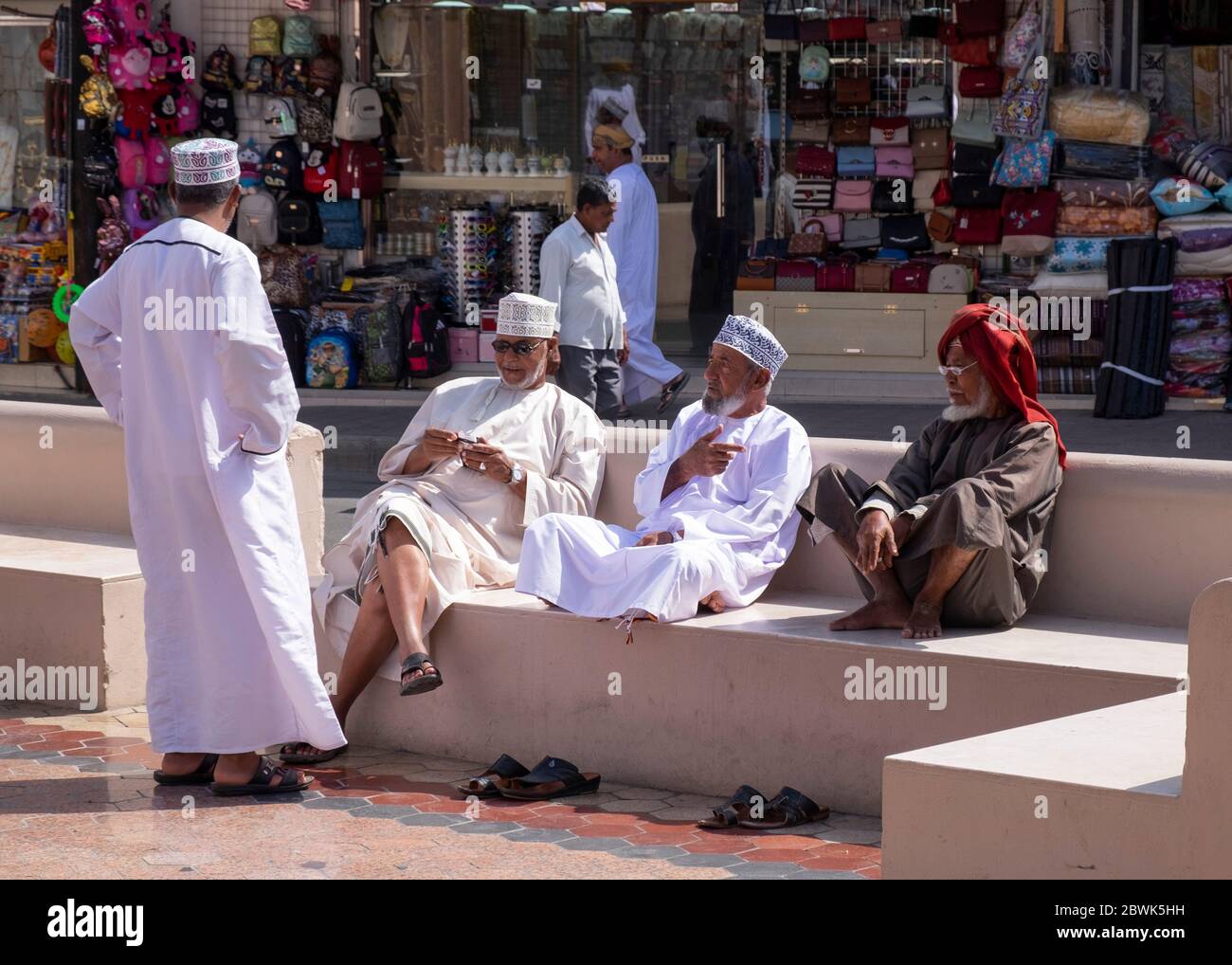 Groupe de vieux hommes locaux assis sur un banc dans le Souq de Mutrah, Muscat, Sultanat d'Oman. Banque D'Images