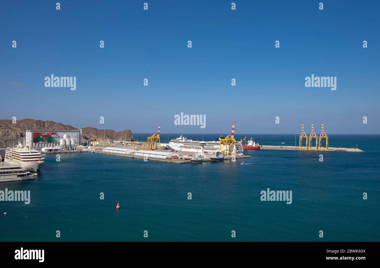 Vue sur la baie de Mutrah vers le port du Sultan Qaboos et le terminal de croisière, Muscat, Sultanat d'Oman Banque D'Images