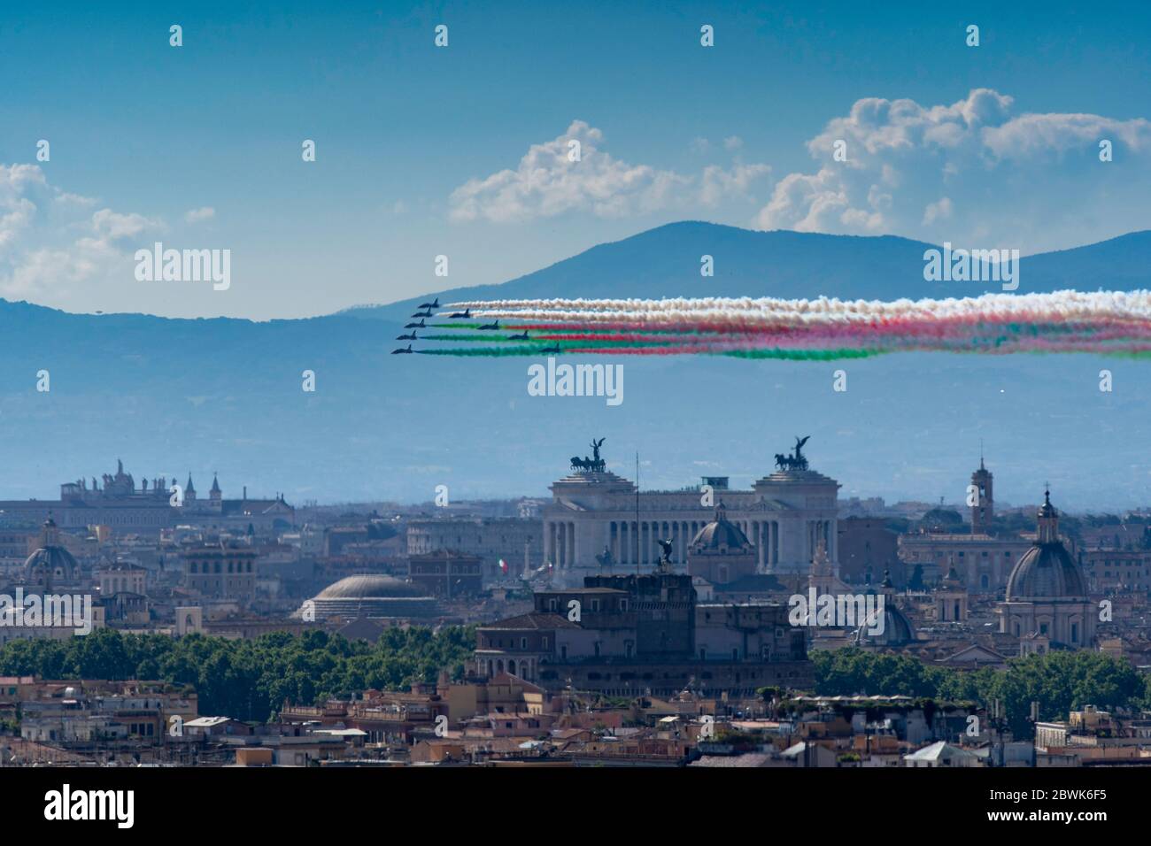 Patrouille acrobatique de 'Frecce tricolori' au-dessus du ciel de Rome Banque D'Images