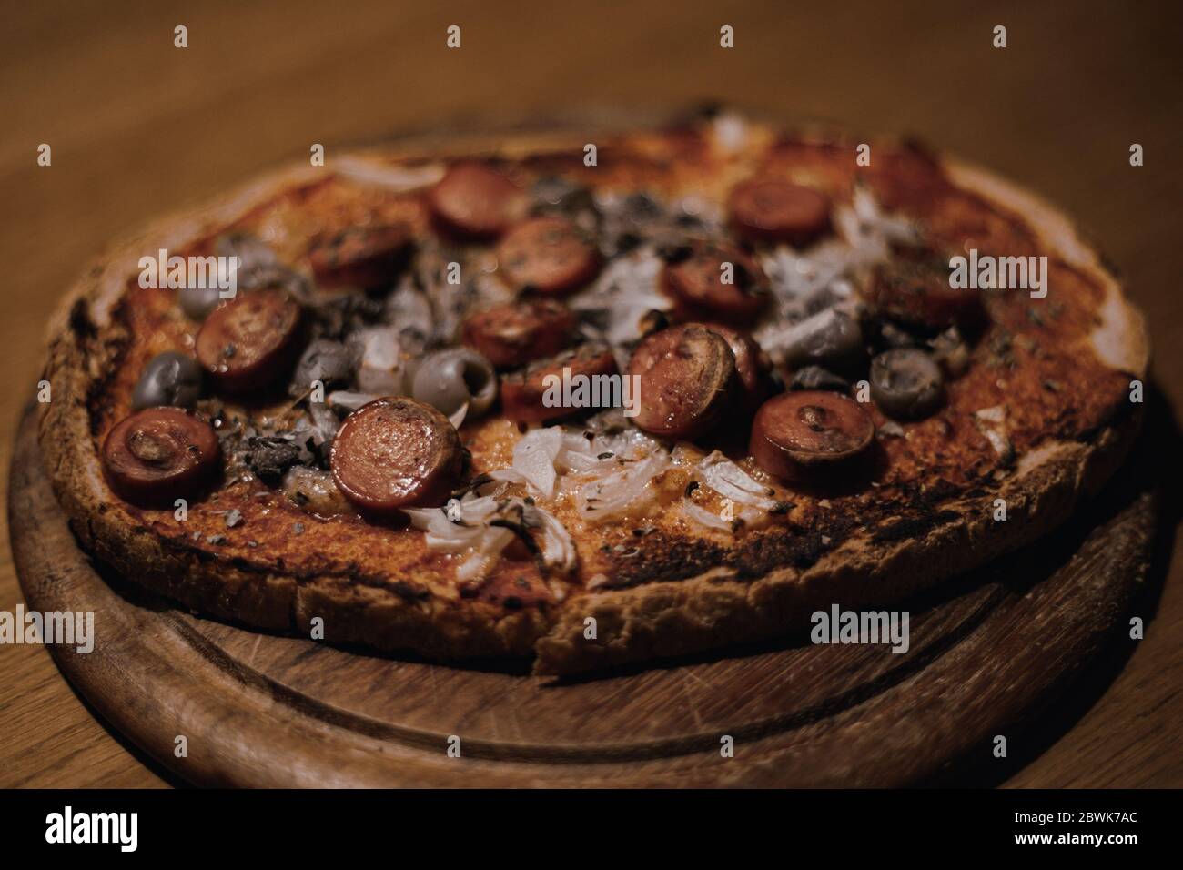 Effet de couleur noire de bruschetta avec olives, saucisses et oignons Banque D'Images