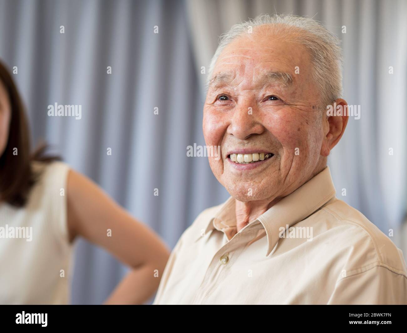 Un vieil homme en bonne santé qui sourit de l'appareil photo Banque D'Images
