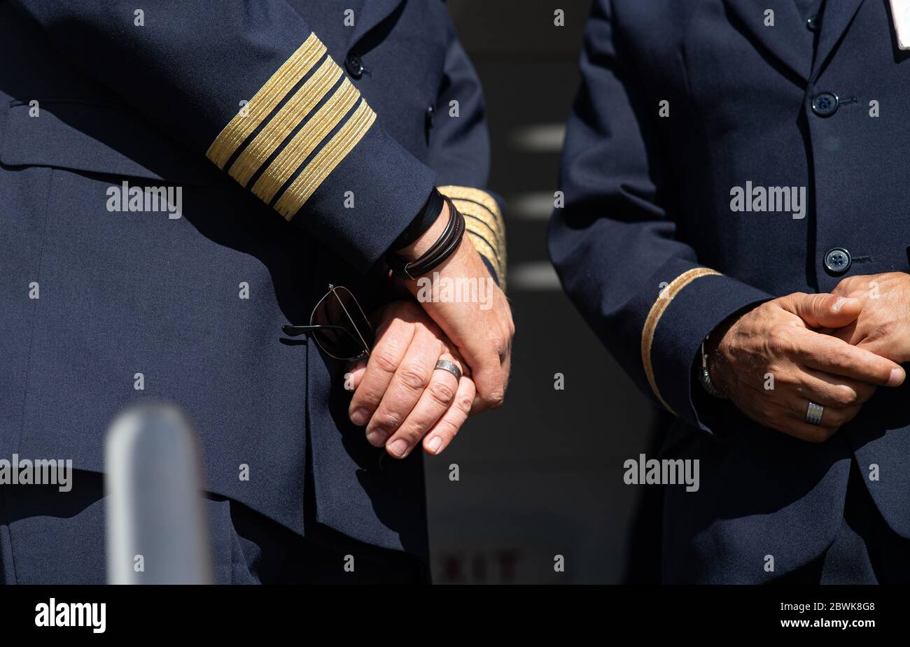 02 juin 2020, Rhénanie-du-Nord-Westphalie, Münster : un capitaine de Lufthansa tient des lunettes de soleil dans sa main. Après le verrouillage des opérations aériennes de l'aéroport de Münster-Osnabrück, Lufthansa repart avec la correspondance pour Munich. AIS-Airlines suivra la route vers Stuttgart. Les premiers vols touristiques sont attendus à la fin du mois de juin au début des vacances d'été en Rhénanie-du-Nord-Westphalie. Photo: Guido Kirchner/dpa Banque D'Images