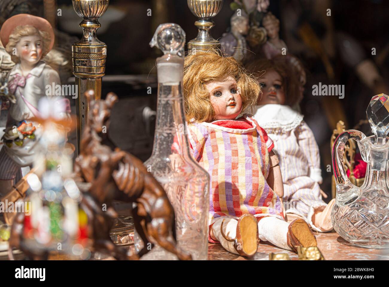 STRASBOURG - APR 28: Poupée d'époque au marché aux puces avec d'autres choses: Figurine en porcelaine, carafe en verre, carafe en cristal en France, Strasbourg Banque D'Images