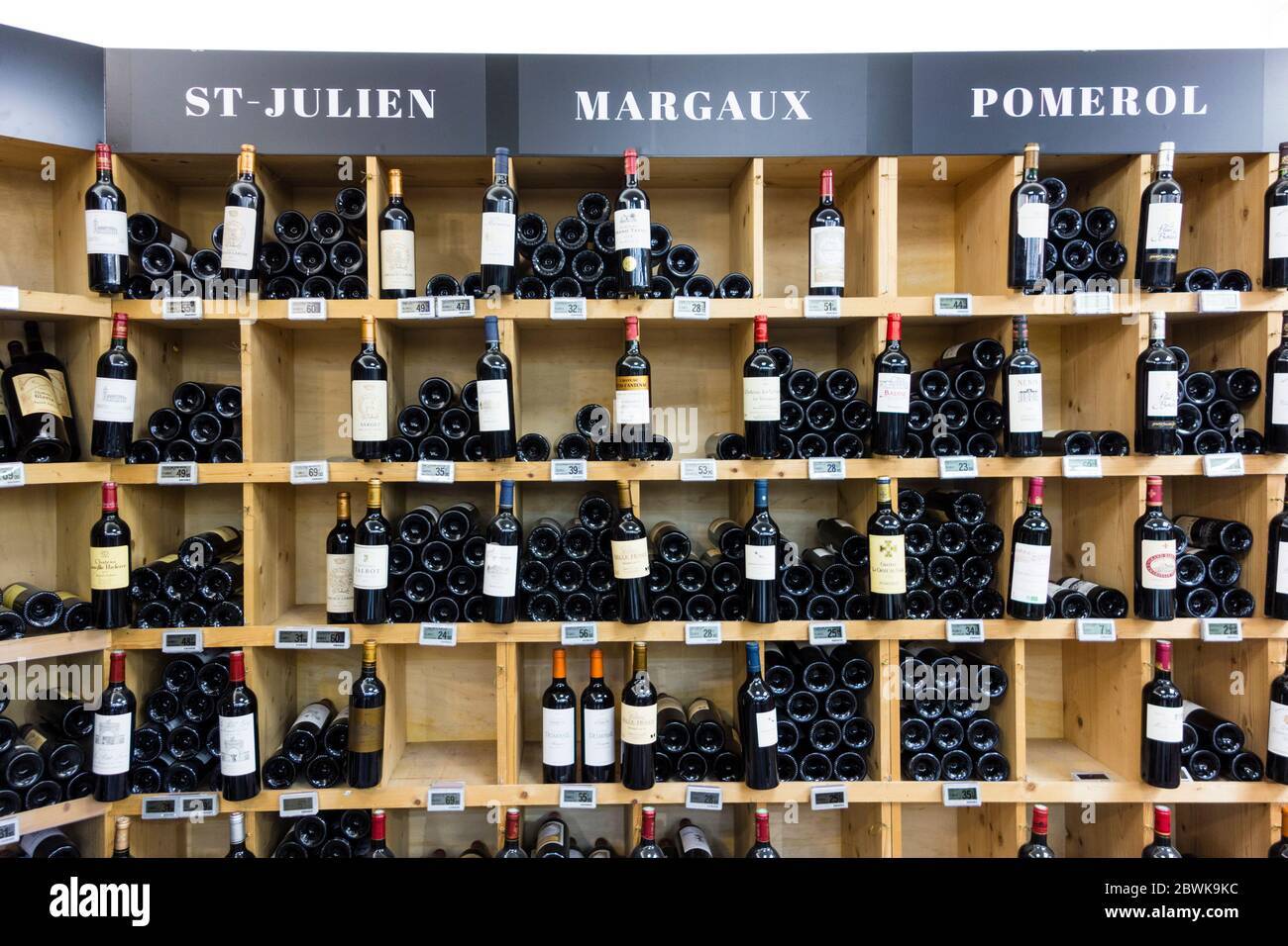 Exposition de vins au supermarché E Leclerc, St Malo, Bretagne, France  Photo Stock - Alamy