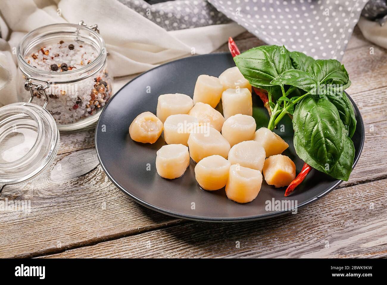 Pétoncles frais aux herbes et épices. Fruits de mer sains et délicieux Banque D'Images