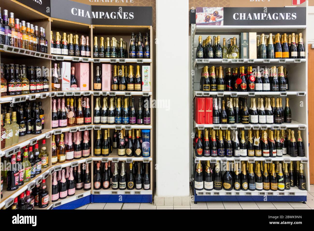 Exposition de vins au supermarché E Leclerc, St Malo, Bretagne, France Banque D'Images