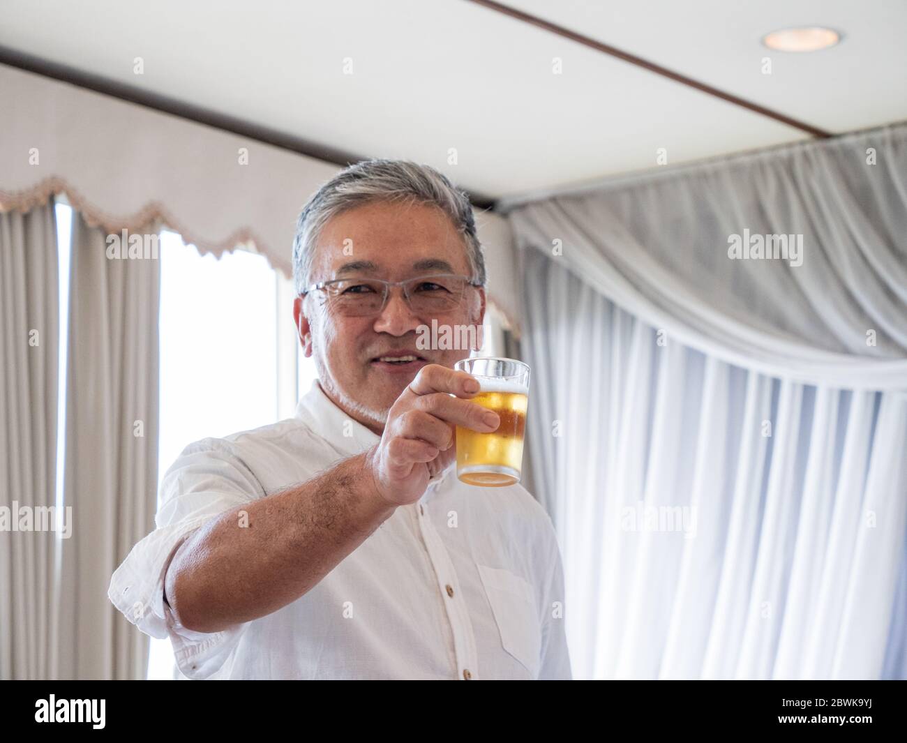 Un homme plus âgé qui toaster lors d'une fête Banque D'Images
