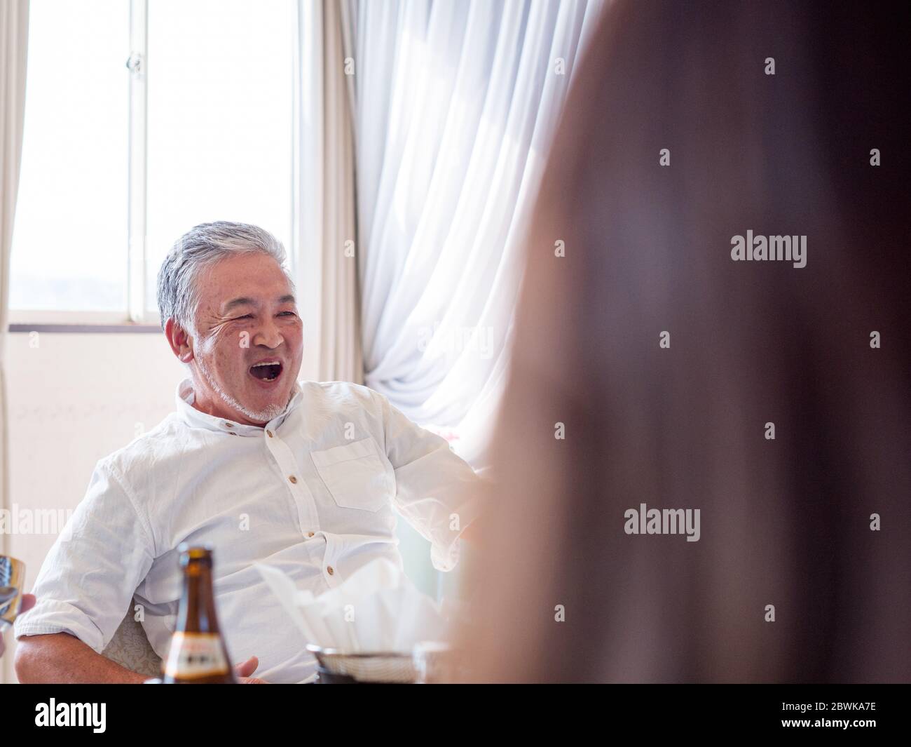 Un homme japonais aîné qui tente d'une fête Banque D'Images