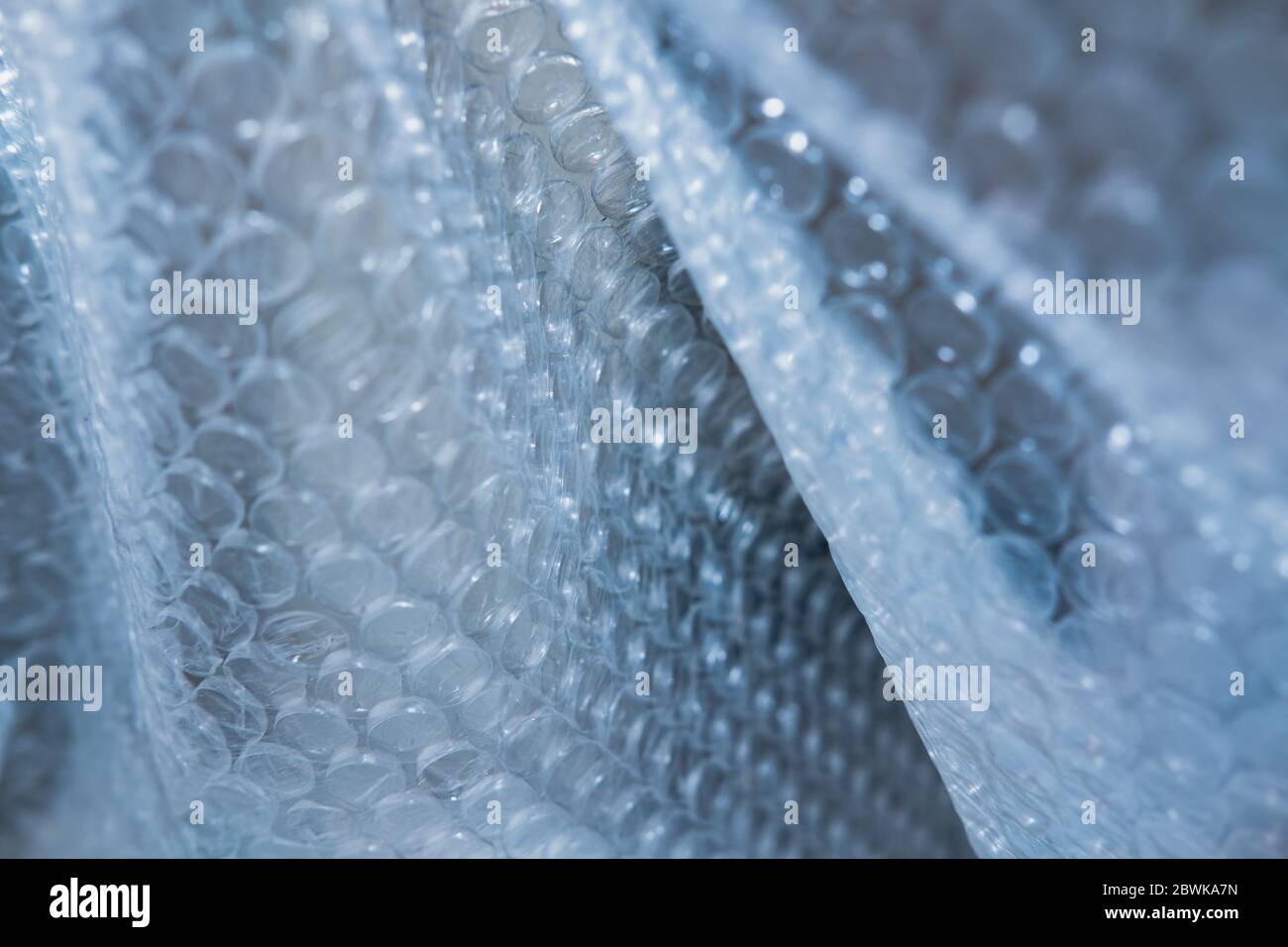 Texture de film à bulles en plastique. Toile de fond du pack bulle bleue, prise en photo avec une touche basse Banque D'Images