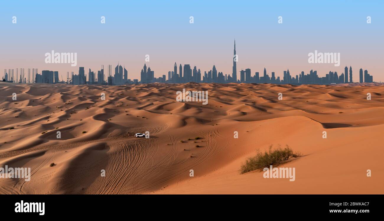 Horizon de Dubaï et paysage désertique. Banque D'Images