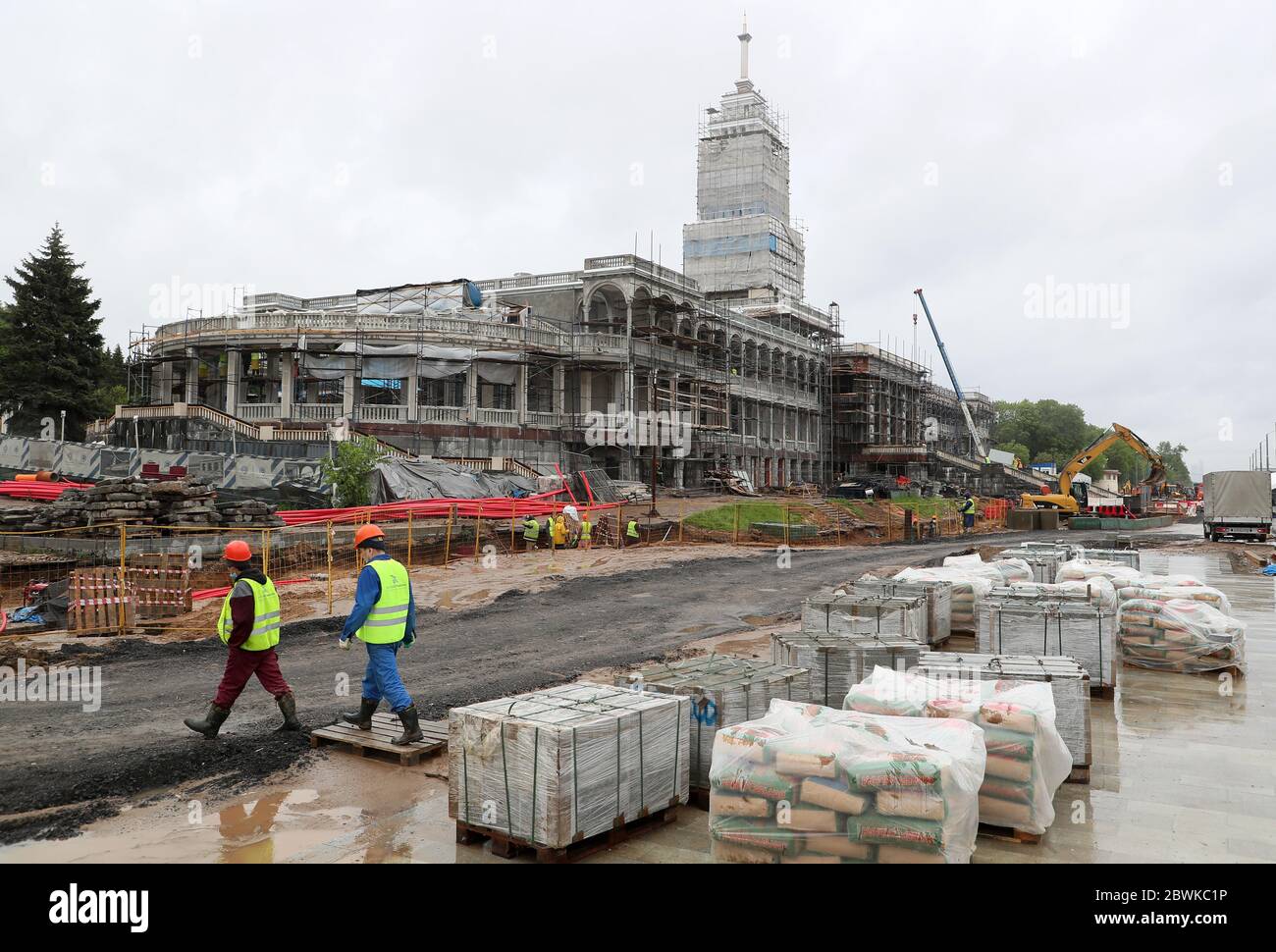 Moscou, Russie. 2 juin 2020. On voit des travailleurs au site de reconstruction du terminal de North River. Crédit: Gavriil Grigorov/TASS/Alay Live News Banque D'Images