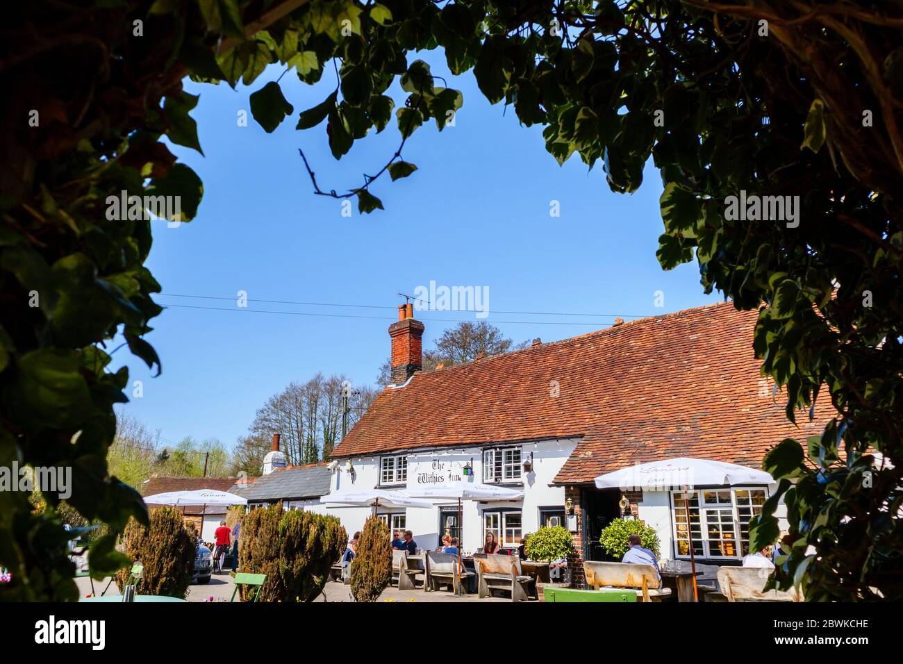 Vous pourrez dîner à l'extérieur dans le jardin du Withies Inn, un pub traditionnel de campagne maison libre dans le village de Compton, dans le sud-est de l'Angleterre Banque D'Images