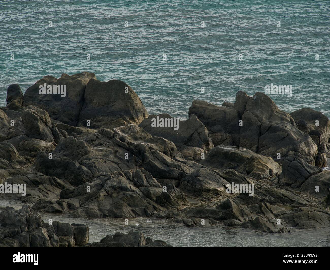 formation de roche de lave noire sur la rive, à proximité de la mer Banque D'Images