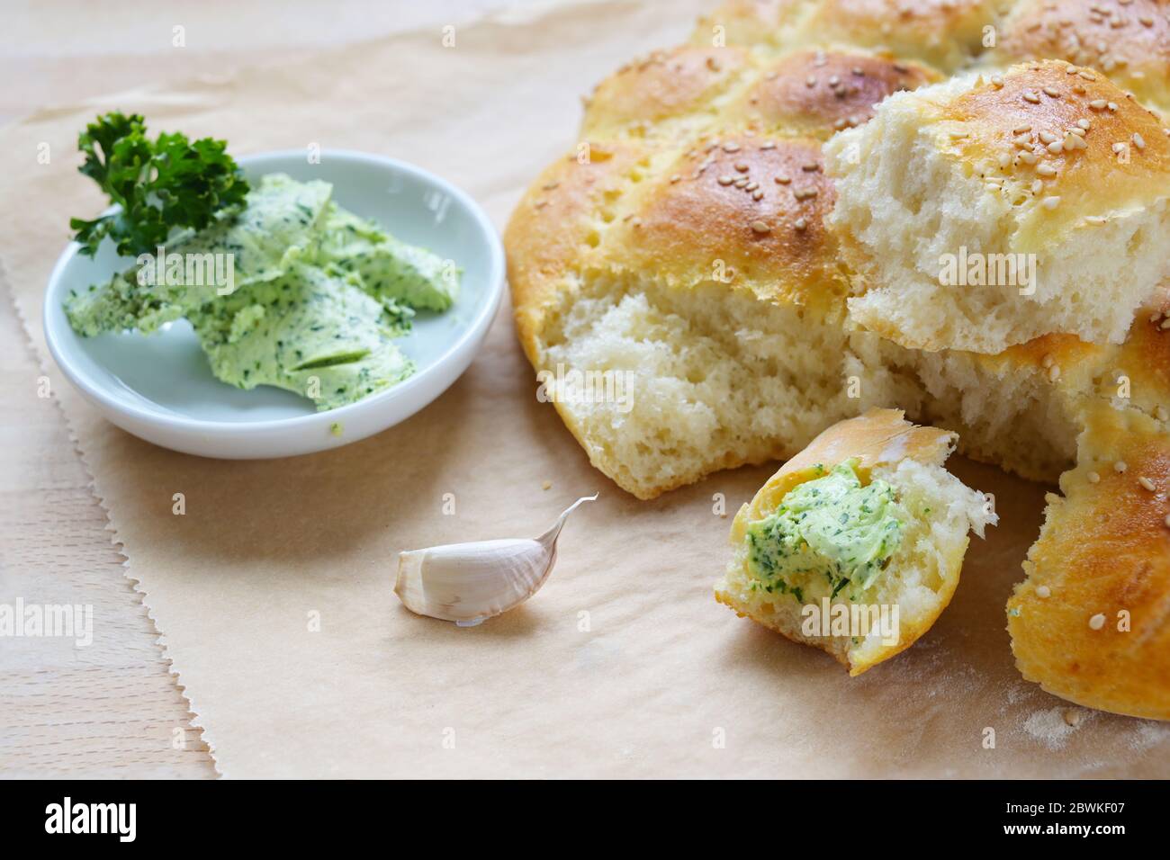 pain plat fraîchement cuit avec des herbes maison et du beurre à l'ail, concentration sélectionnée, profondeur de champ étroite Banque D'Images