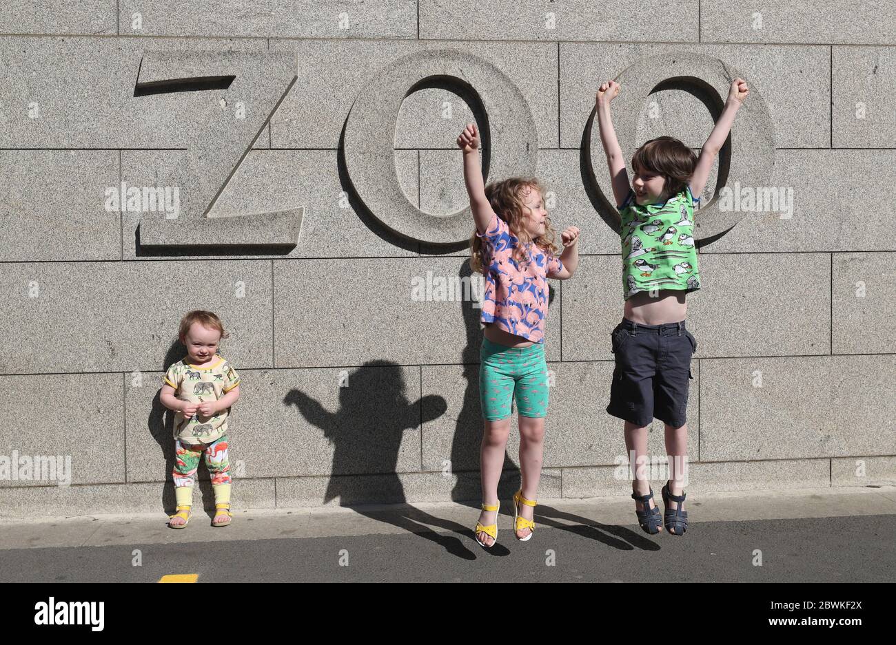 (De gauche à droite) Aria, Isla et Eddie O'Connell, qui ont été parmi les premiers arrivés au zoo de Dublin, qui a rouvert à un nombre limité après l'introduction de mesures pour faire sortir l'Angleterre de son isolement. Banque D'Images