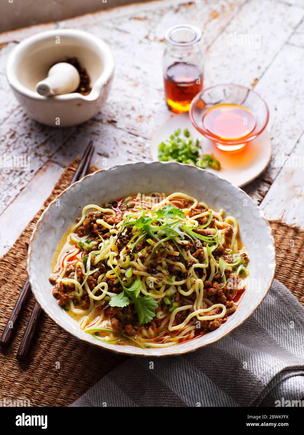 Nouilles chinoises Dan Dan Dan Dan du Sichuan (Szechuan) traditionnelles avec porc haché sur fond traditionnel Banque D'Images