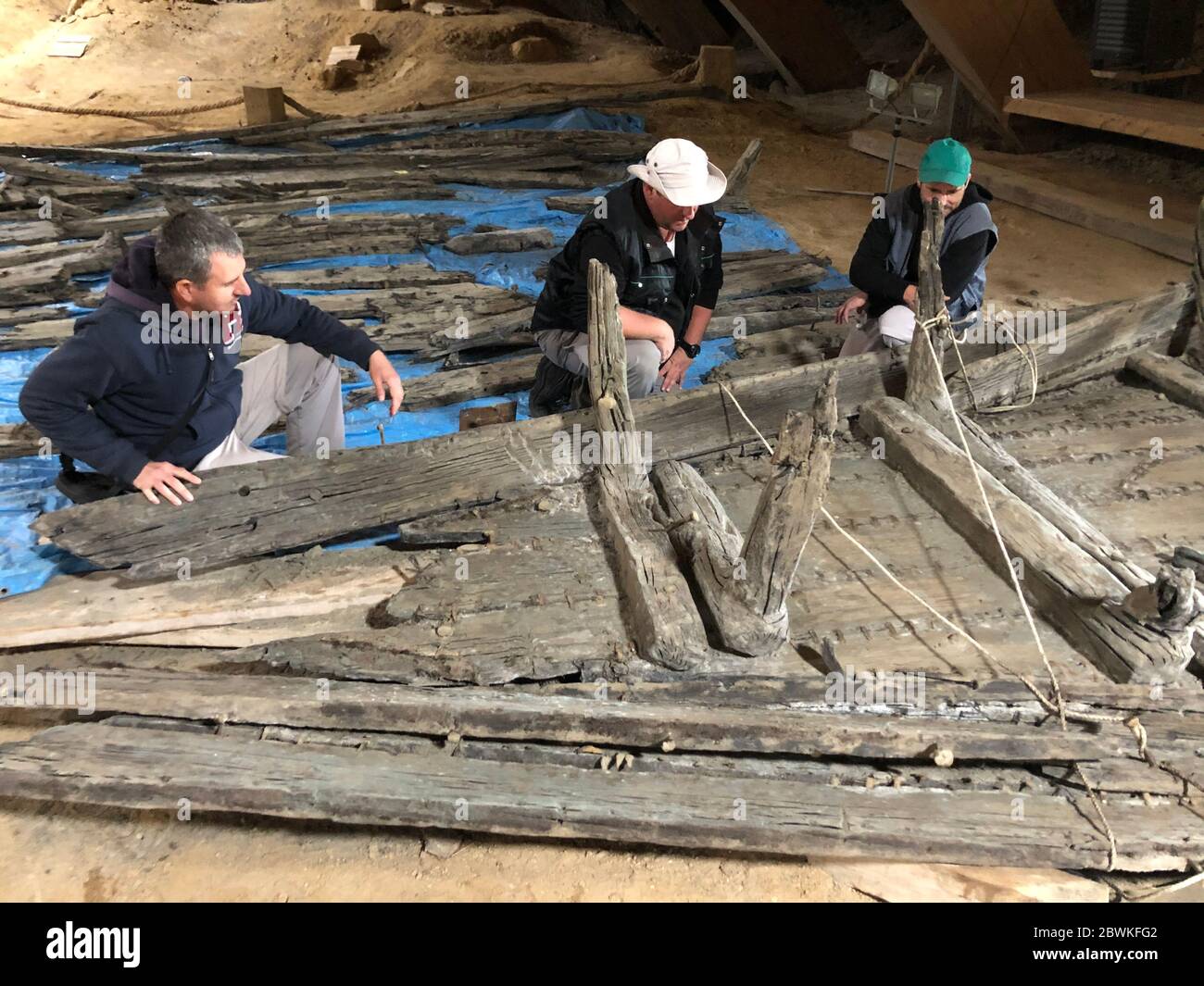 Kostolac, Serbie. 28 mai 2020. Les archéologues travaillent sur les restes d'un bateau romain du 3ème siècle, qui a été excavé en février dans une mine de charbon qui fournit une centrale thermique. Le bois bien conservé présente un savoir-faire vieux de 18 ans : la coupe et la couture de planches avec des pinces métalliques pour la quille du navire. Le navire a probablement coulé dans le port de Viminacium, un avant-poste romain qui est maintenant un site archéologique. Crédit : Boris Babic/dpa/Alay Live News Banque D'Images