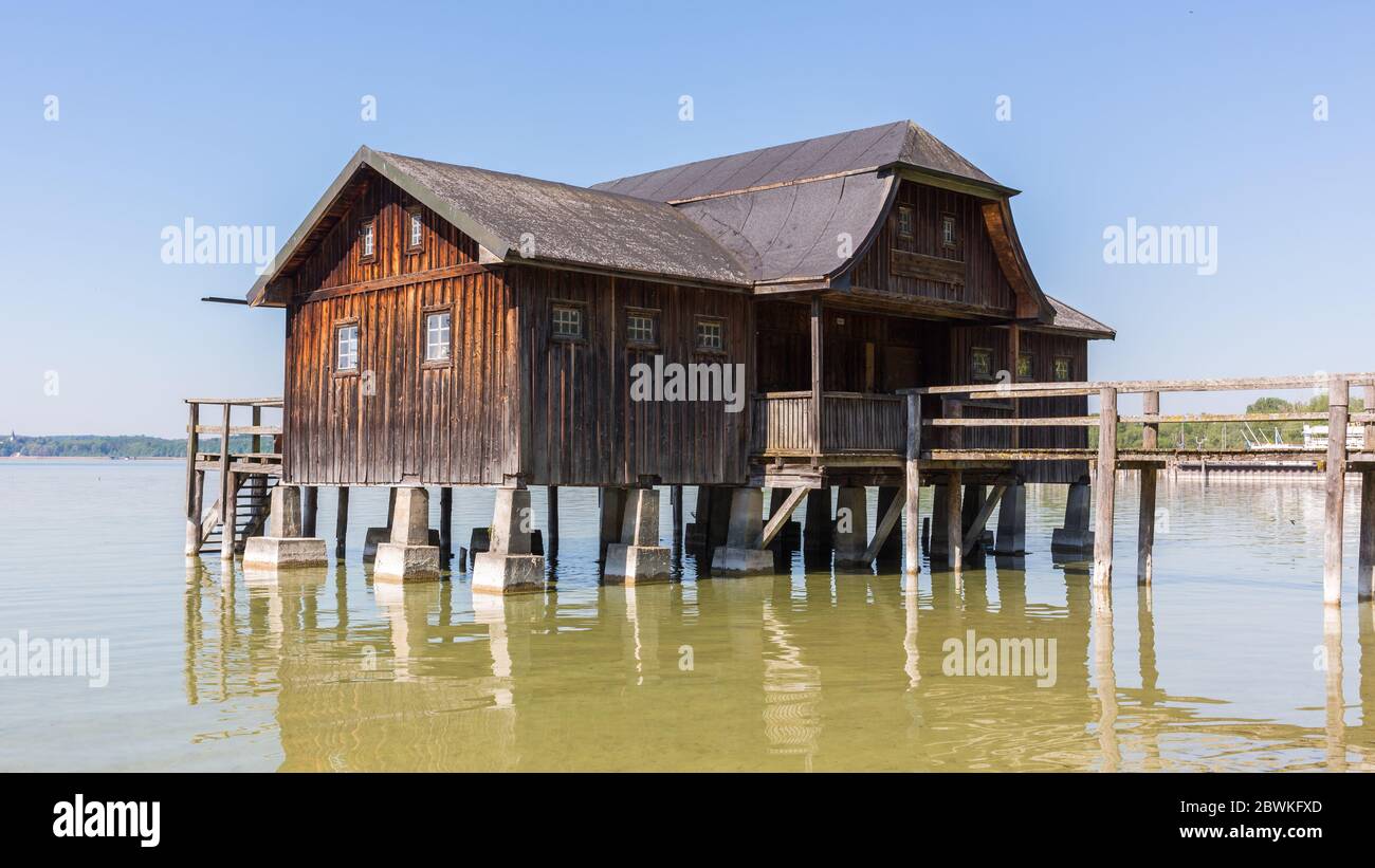 Vue sur une hangar à bateaux en bois à Stegen, Ammersee. Banque D'Images