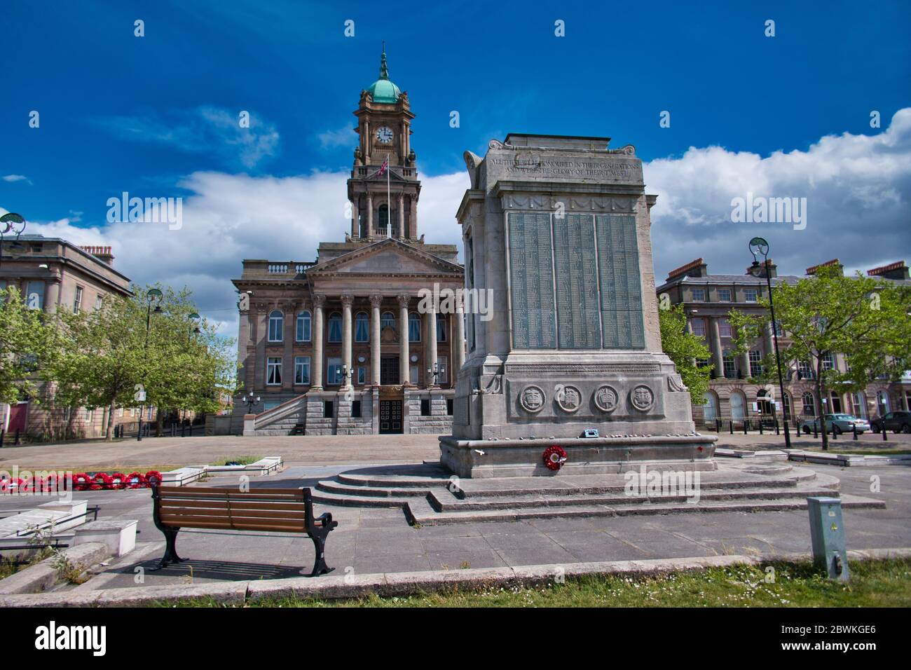 Le Cenotaph et l'hôtel de ville de Hamilton Square à Birkenhead, Wirral Merseyside, pris une journée ensoleillée avec des nuages blancs. Banque D'Images