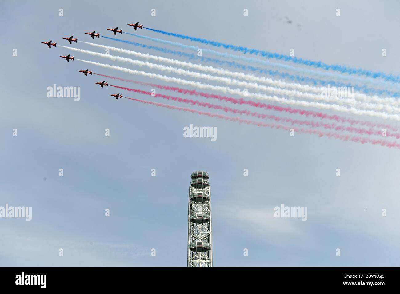 Les flèches rouges de la Royal Air Force passent au-dessus du London Eye pendant un vol en vol dans le centre de Londres pour marquer le 75e anniversaire de la Ve journée. Banque D'Images