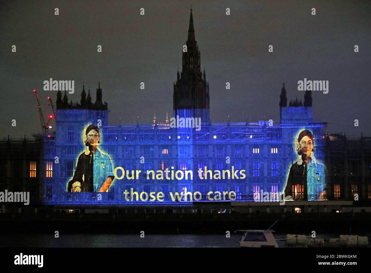 Une image de Florence Nightingale est projetée sur le Parlement à Westminster, Londres, à l'occasion de la Journée internationale des infirmières et infirmiers, et pour marquer le 200e anniversaire de la naissance de l'infirmière. Banque D'Images