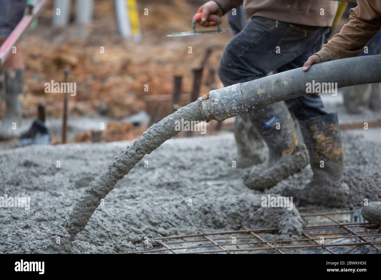 Verser et niveler une nouvelle dalle de béton pour une maison résidentielle en construction à Melbourne en Australie Banque D'Images