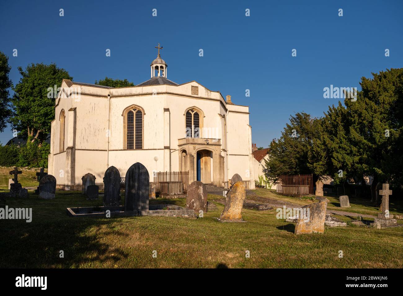 Wedmore, Angleterre, Royaume-Uni - 31 mai 2020 : le soleil brille sur l'église de la Sainte-Trinité dans le village de Blackford à Wedmore, Somerset. Banque D'Images