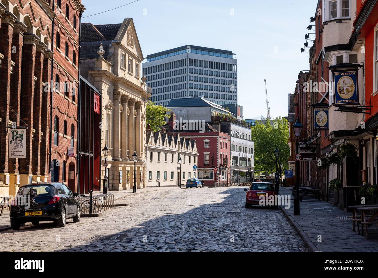 Bristol, Angleterre, Royaume-Uni - 25 mai 2020 : le soleil du matin brille sur le Bristol Old Vic Theatre, sur la rue traditionnelle pavée King Street. Banque D'Images