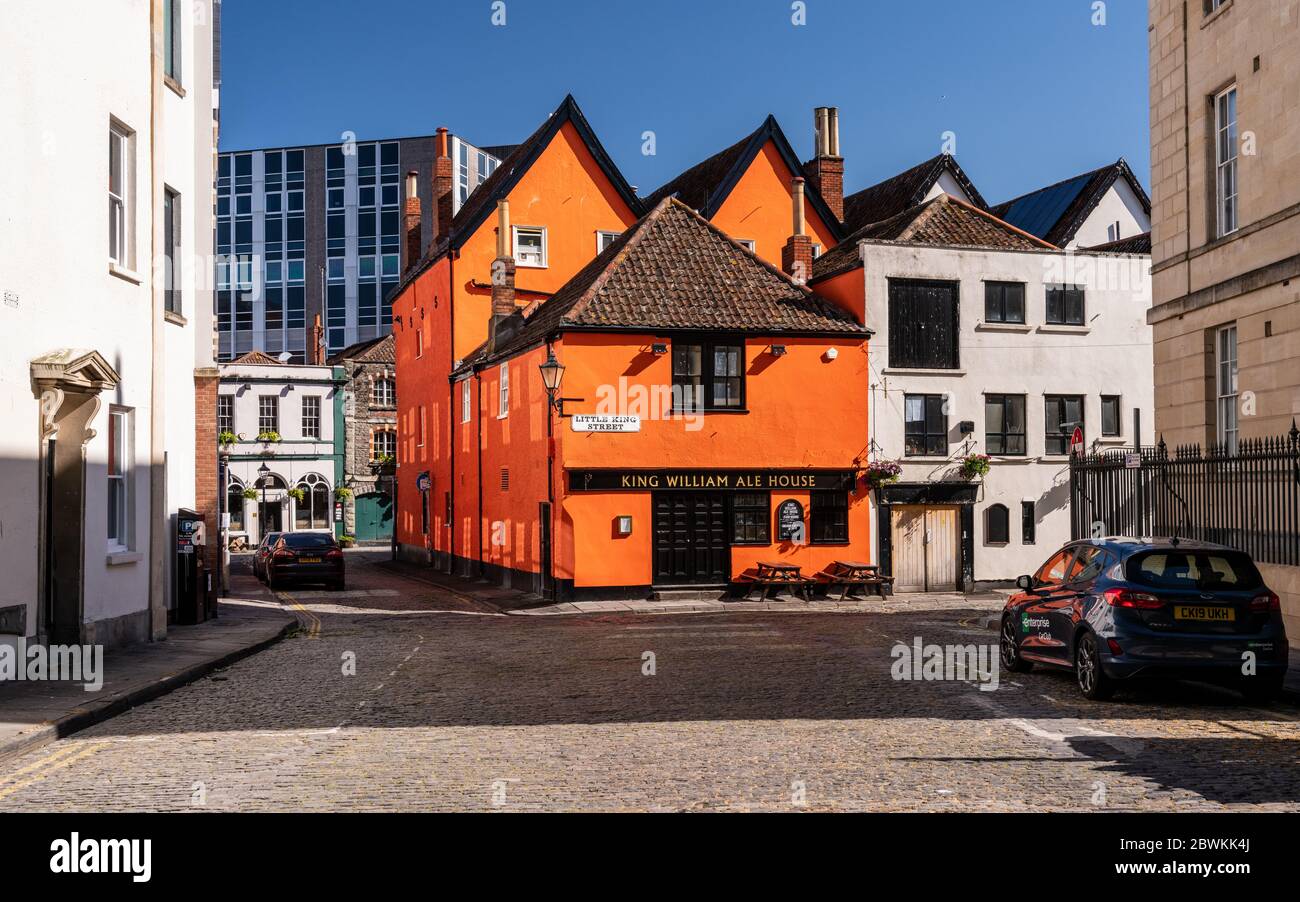 Bristol, Angleterre, Royaume-Uni - 25 mai 2020 : le soleil du matin brille sur les pubs et les restaurants décorés de paniers suspendus et de boîtes de fenêtre sur le c historique de Bristol Banque D'Images