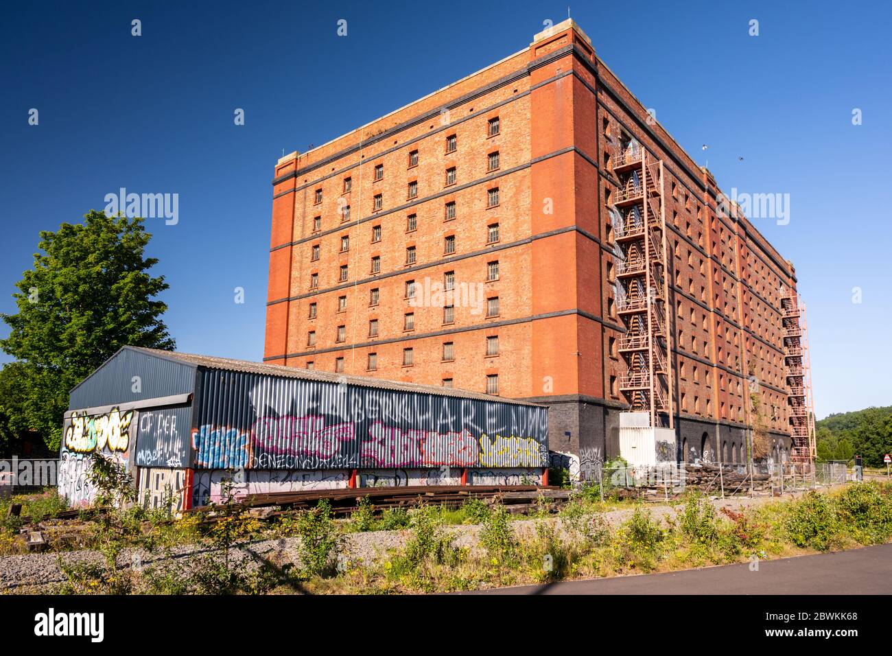 Bristol, Angleterre, Royaume-Uni - 25 mai 2020 : Sun brille sur la catégorie II, classée « A Bond Warehouse », l'un des trois énormes magasins de tabac en brique et d'importation à t Banque D'Images