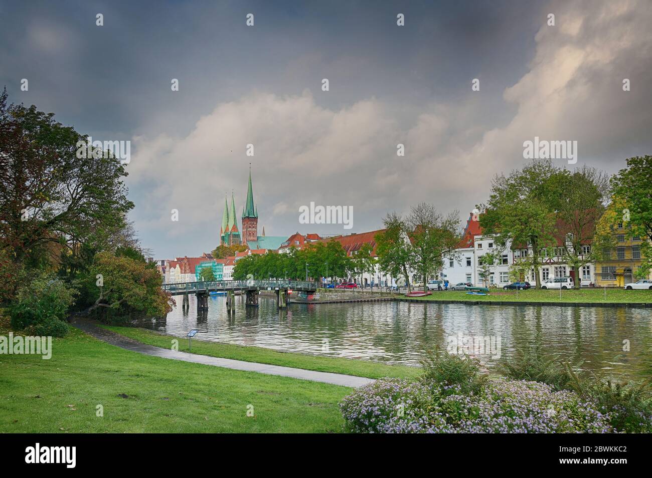 Paysage urbain de la vieille ville historique de Luebeck, Allemagne, au bord de la rivière Trave, ciel spectaculaire avec nuages, espace de copie Banque D'Images
